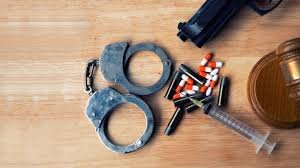 محامي جنائي في الرياض يراجع ملف قضية مخدرات ويكتب ملاحظات دفاع قبل جلسة في المحكمة الجزائية