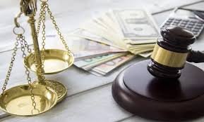 محامي جنائي في الرياض يراجع كشوفات بنكية وتقارير معاملات مالية داخل ملف قضية قبل جلسة بالمحكمة الجزائية