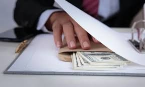 قضية رشوة واختلاس مع مستندات مالية داخل مكتب محاماة قبل جلسة بالمحكمة الجزائية