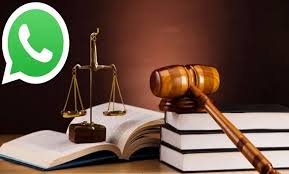 محامي جنائي في الرياض يتلقى مكالمة عاجلة ويكتب نقاط استشارة على ملف قضية بجانب هاتف ذكي